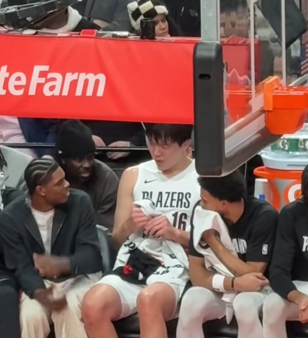 百家乐-小杨血痕累累惊呆朱哥！队医帮杨瀚森处理伤口 小杨和亨德森热聊