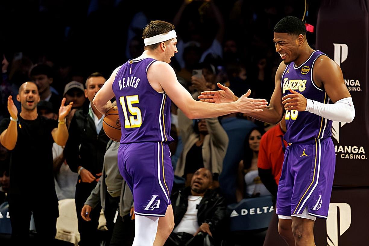 玩法-进攻端的作用太突出了，湖人还是应该让锋线大将赶紧回归先发？